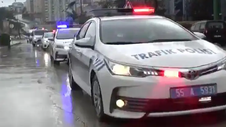 Polis kortejinde 'maske, mesafe ve hijyen' uyarısı