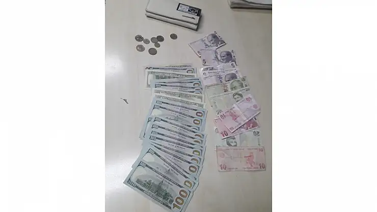 Tramvayda unutulan içi dolar dolu cüzdan sahibine ulaştırıldı