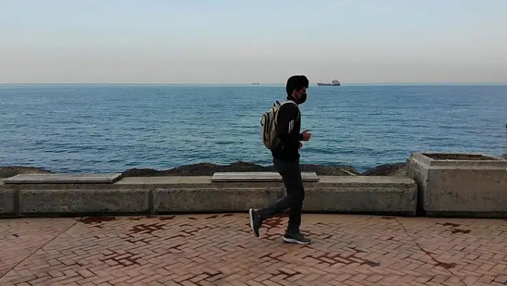 Yaşadığı olaydan etkilendi: Şehirlere yürüyerek gidiyor