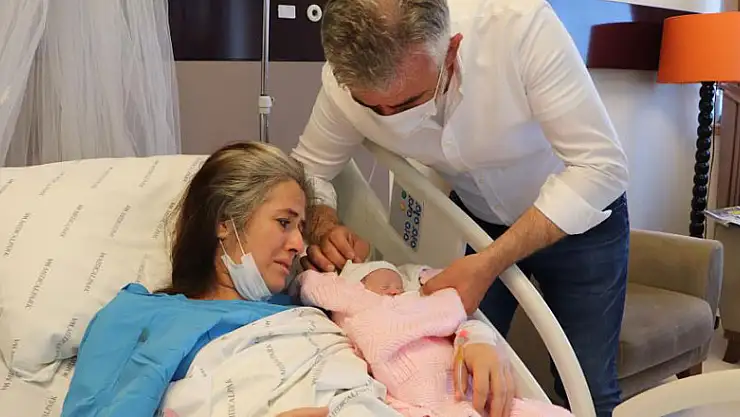 47 yaşında 15. tüp bebek uygulaması ile bebekleri olan çiftin görülmeye değer mutluluğu