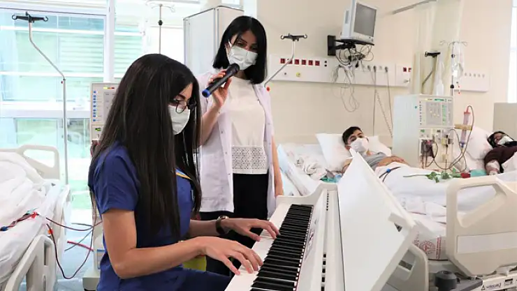 Başhekim ve hemşirelerden hastalara müzik ziyafeti
