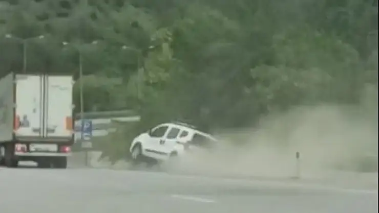 Trafikte yol verme tartışması kamerada