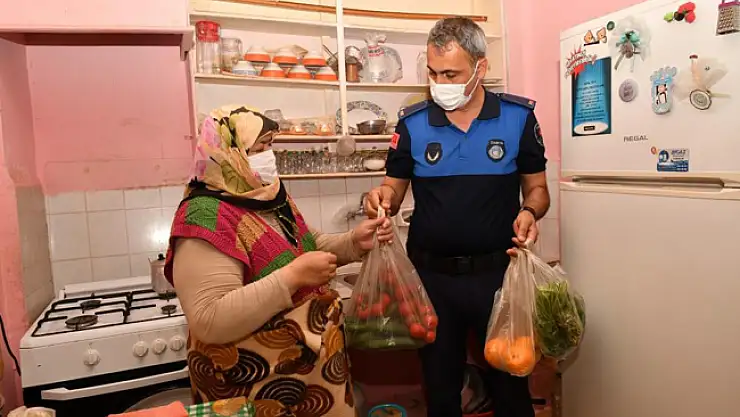 Parkinson hastası yaşlı kadına zabıtadan pazar alışverişi