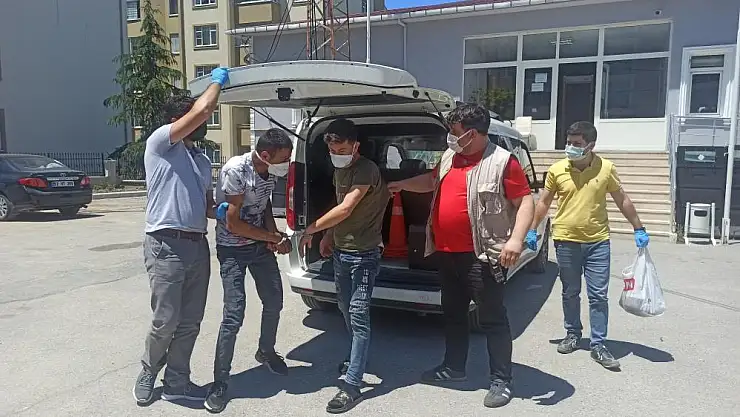 Çaldıkları telefonları satamadan yakalandılar