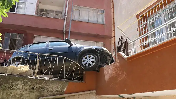 Otomobil apartmana daldı, kadın sürücü aracı bırakıp kaçtı