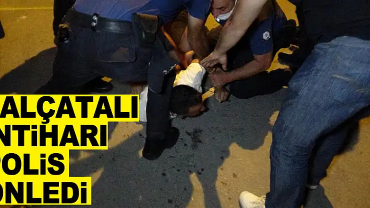 Sokak ortasındaki falçatalı intiharı polis önledi