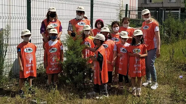 Öğrenciler son eğitim gününde fidan bakımı yaptı