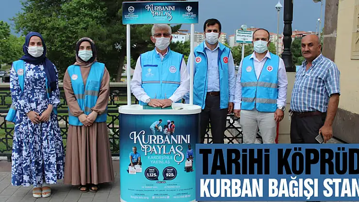 TARİHİ KÖPRÜDE KURBAN BAĞIŞI STANDI