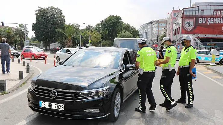 Ebeveynlere broşür, çocuklara kırmızı düdük