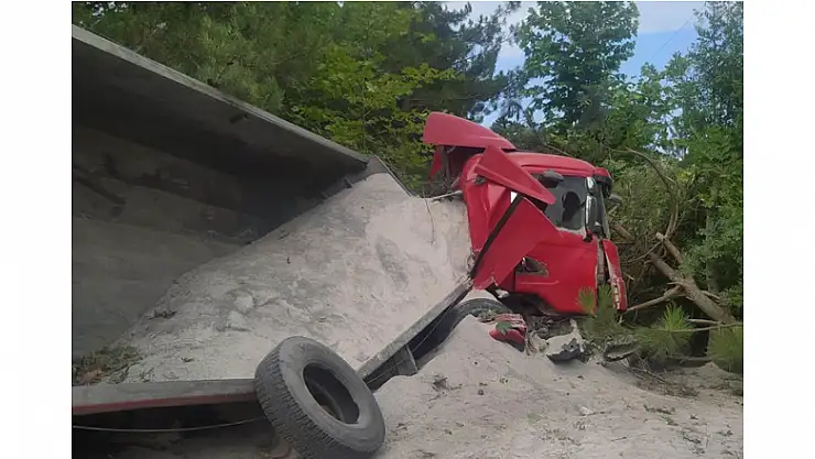 Samsun'da kum yüklü tır şarampole devrildi: 1 yaralı