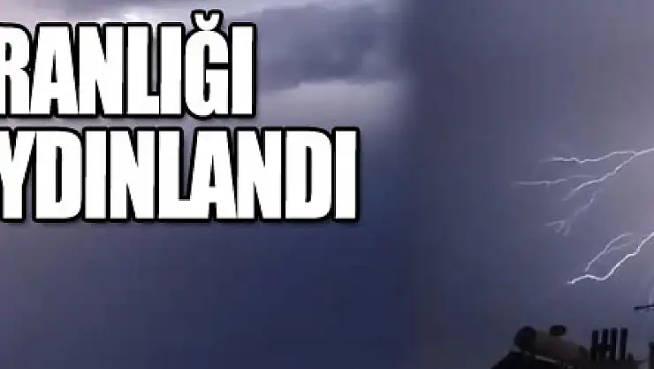 Samsun'da gecenin karanlığı şimşeklerle aydınlandı