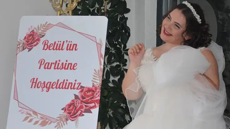 Annesinin 'kanatsız meleği' gelinlik giydi