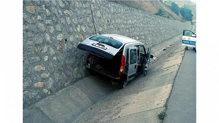 Samsun'da otomobil su kanalına girdi: 2 yaralı
