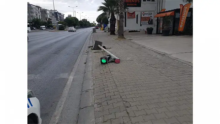 Devrilen sinyalizasyon lambası tehlike saçıyor