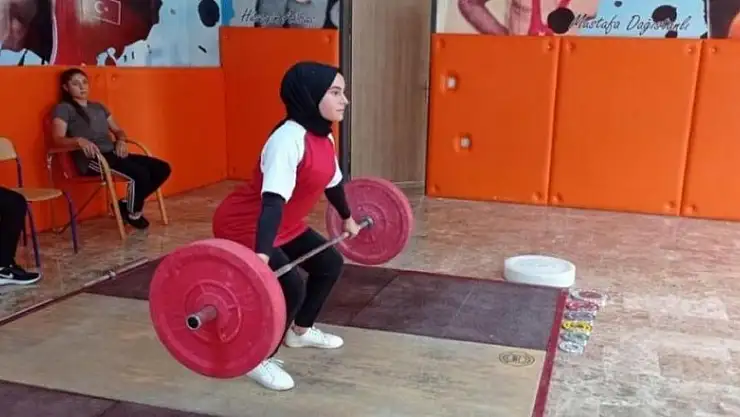 Ayvacıklı kız öğrenciler halteri sevdi