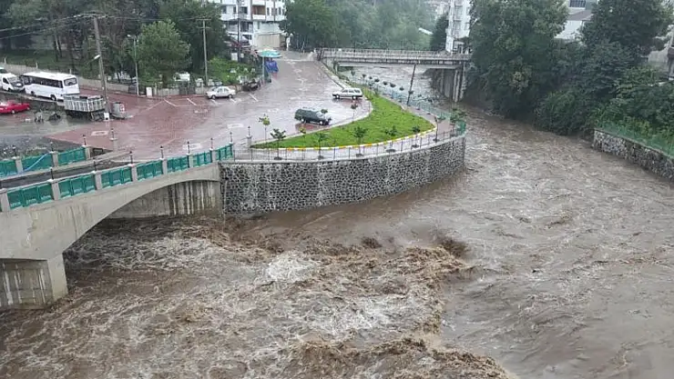 Şiddetli yağmur nedeniyle mahsur kalan 9 kişi kurtarıldı