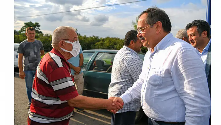 Başkan Demir, vatandaşlarla kucaklaşıyor