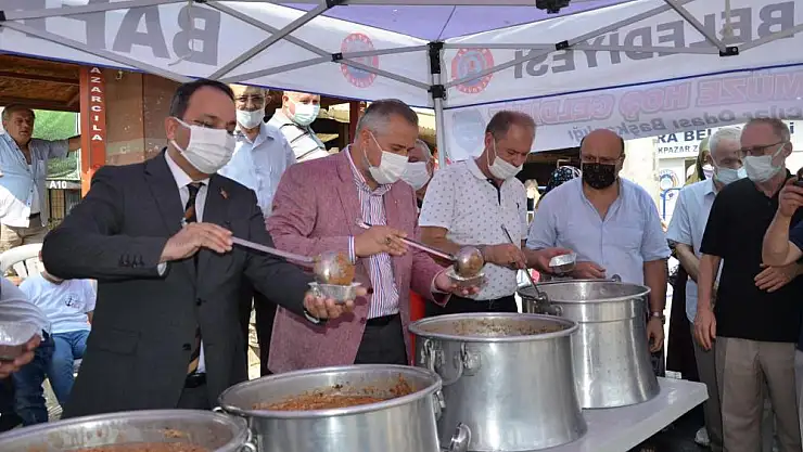 Pazar yerinde vatandaşlara aşure ikram edildi