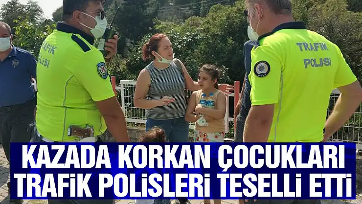 Samsun'da kazada korkan çocukları trafik polisleri teselli etti