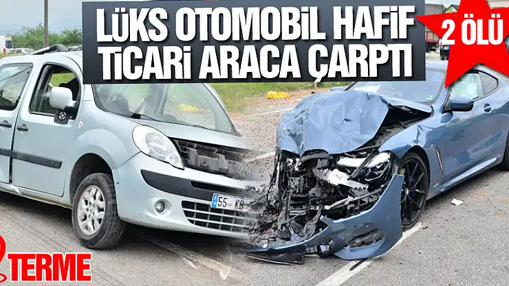 Lüks otomobil hafif ticari araca çarptı: 2 ölü