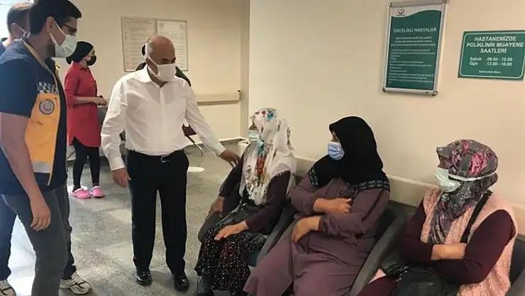 Samsun Valisi'nden Ayancık'ta sağlıkçılar ve vatandaşlara moral