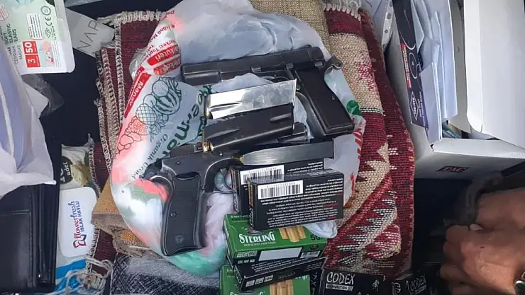 Bafra'da 2 ruhsatsız tabanca ve bin 500 mermi ele geçirildi