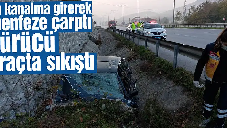 Su kanalına girerek menfeze çarpan otomobilin sürücüsü araçta sıkıştı