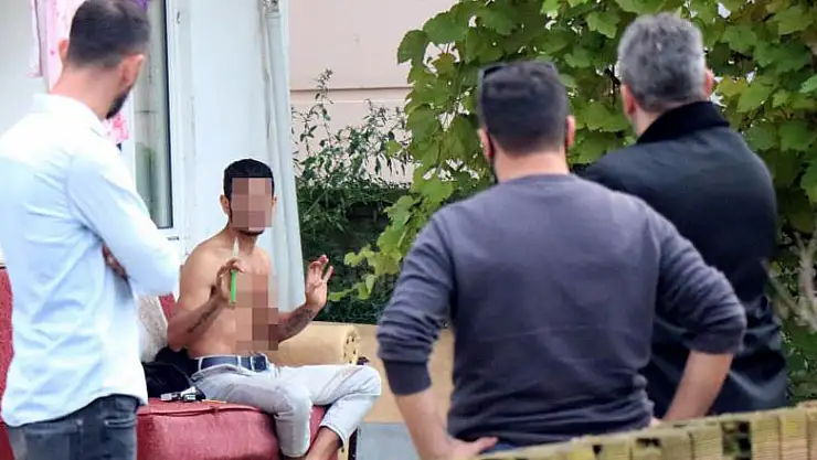 Elinde bıçakla intihara kalkışan genç 2 saatte ikna edildi