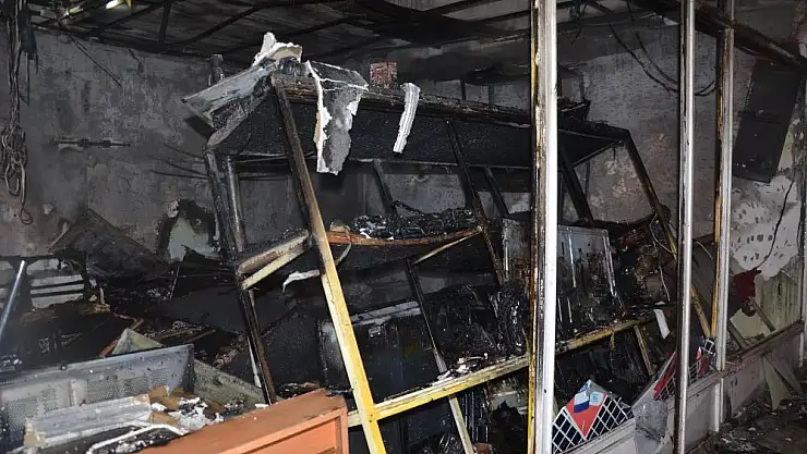 Çıkan yangında iş yeri küle döndü