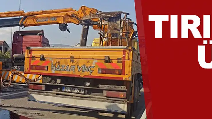 Tırın damperi üst geçide takıldı