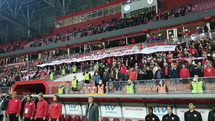 Kadına şiddete tribünden pankartlı tepki