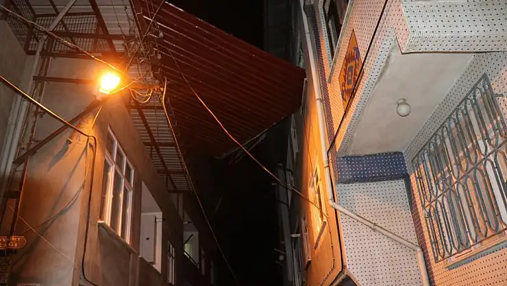 Samsun'da fırtınadan uçan çatı 2 apartmanın arasında kaldı