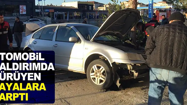 Otomobil kaldırımda yürüyen yayalara çarptı:3 yaralı