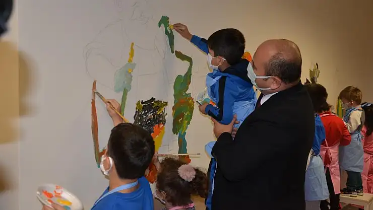 Devlet hastanesinde yatan çocuklar duvarlara resimler çizdi