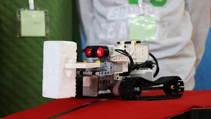 Ortaokul öğrencilerinin robotları bilim şenliğinde yarıştı