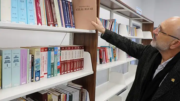 Emekli öğretmen kitaplarını belediye kütüphanesine bağışladı