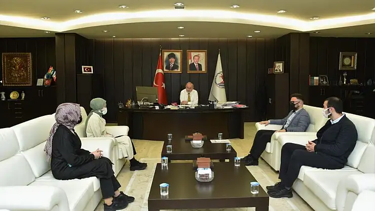 Rektör Ünal'a gençlik buluşması daveti