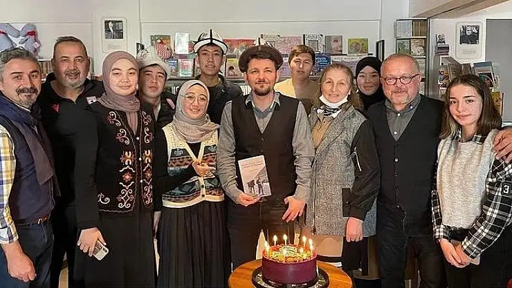 Cengiz Aytmatov'u anlattığı kitabını onun 93. doğum gününde çıkardı