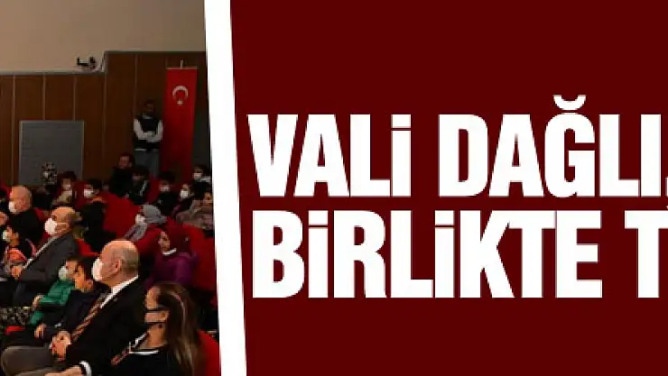 Vali Dağlı, çocuklarla birlikte tiyatro izledi