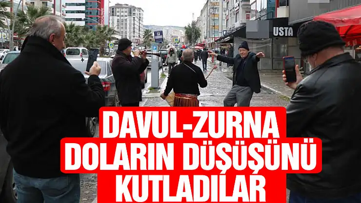 Davul-zurna tutup göbek atarak doların düşmesini kutladı, çevredekiler düğün sandı