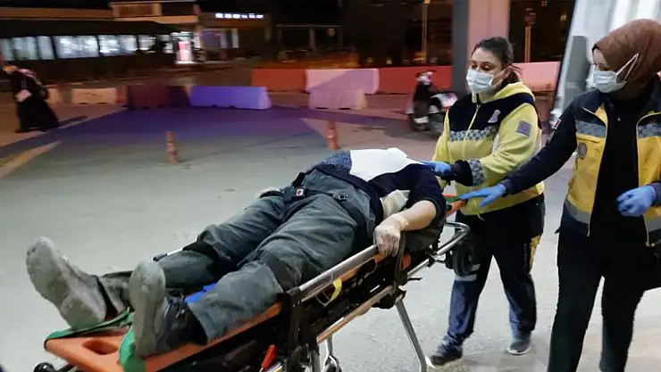 Kamyonetten düşen inşaat işçisi hastanelik oldu