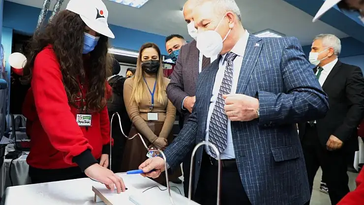 Genç kaşifler projelerini sergiledi