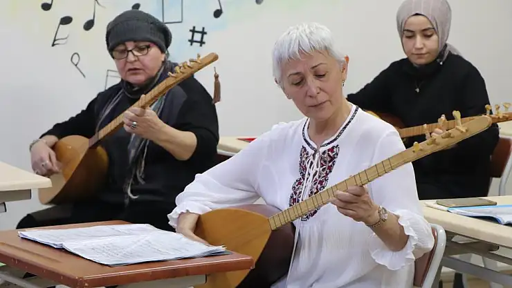 Bu kursta 7'den 70'e herkes bağlama öğreniyor