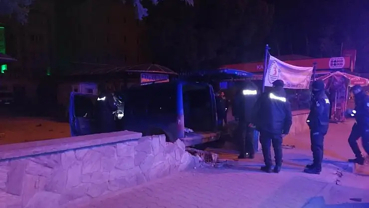 Minibüs garajına çarpan sürücü yaralandı