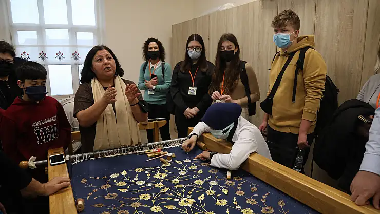 Yurt dışından gelen öğrenci ve öğretmenler Türk el sanatlarını inceledi