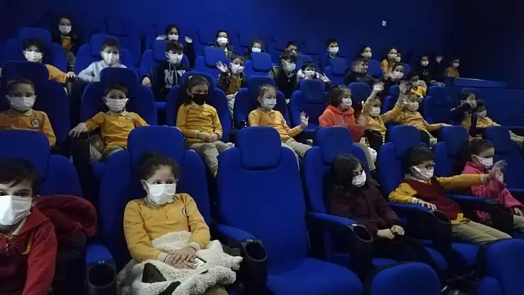 Minik öğrenciler 'Aslan Hürkuş Kayıp Elmas' filmini izledi