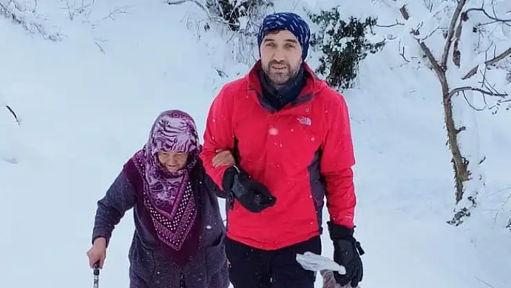 Karda mahsur kalan yaşlı kadının yardımına AFAD yetişti