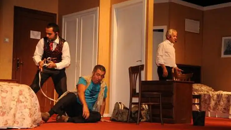 Atakum'da 'Münasebetsizler'adlı oyun sergilendi