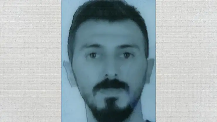 Daha önce kendisini darp eden arkadaşını aracının içinde öldürdü