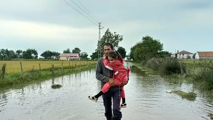 Bafra Ovası'nda kanal taştı, tarım arazileri ve ahırlar sular altında kaldı